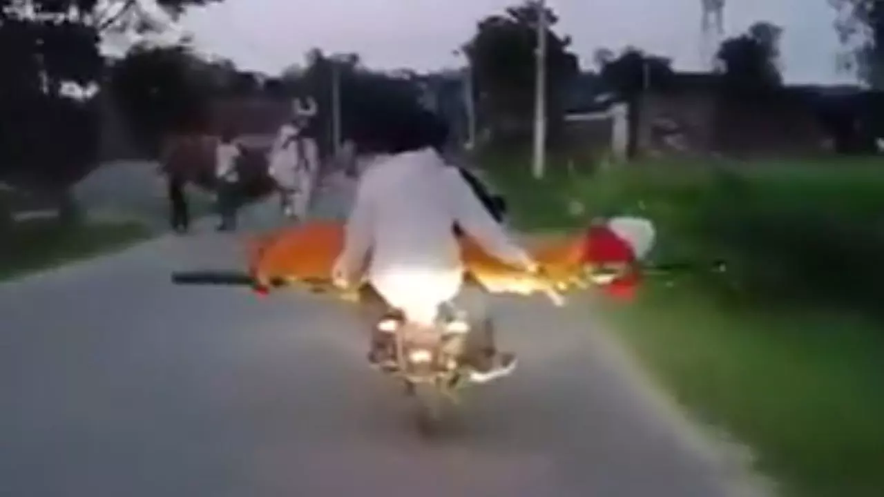 हाय रे प्रशासन! महिला की संदिग्ध मौत से हड़कंप, बाइक पर शव ले जाते VIDEO VIRAL; रात में क्यों करने जा रहे थे अंतिम संस्कार? हाय रे प्रशासन! महिला की संदिग्ध मौत से हड़कंप, बाइक पर शव ले जाते VIDEO VIRAL; रात में क्यों करने जा रहे थे अंतिम संस्कार?