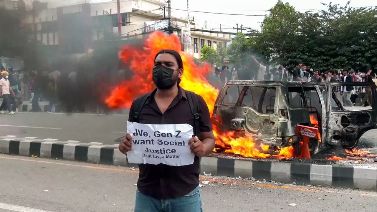 नेपाल में फिर भड़की हिंसा, कई नेताओं के घरों के पास आगजनी, इलाज के बहाने कहां भागने की फ़िराक में हैं पीएम ओली?