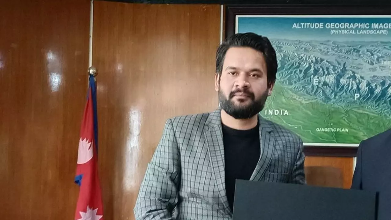 नेपाल में युवाओं के हीरो बने बालेन शाह, Gen-Z इन्हें क्यों सौंपना चाहता है देश की कमान? जानें रैपर से मेयर बनने की कहानी नेपाल में युवाओं के हीरो बने बालेन शाह, Gen-Z इन्हें क्यों सौंपना चाहता है देश की कमान? जानें रैपर से मेयर बनने की कहानी