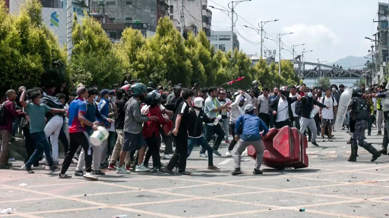 नेपाल से म्यांमार तक: भारत के पड़ोस में लगी है आग, 7 पड़ोसी देशों में क्‍या हैं आर्थिक-सियासी हालात