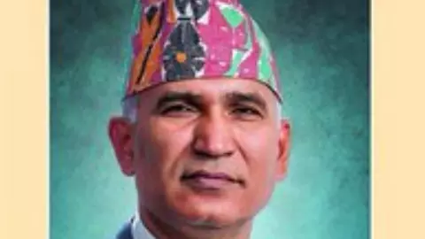 जान बचाकर भाग रहे थे वित्तमंत्री विष्णु प्रसाद, फिर अचानक पड़ी लात और लोगों ने सड़क पर दौड़ा-दौड़कर पीटा | VIDEO जान बचाकर भाग रहे थे वित्तमंत्री विष्णु प्रसाद, फिर अचानक पड़ी लात और लोगों ने सड़क पर दौड़ा-दौड़कर पीटा | VIDEO