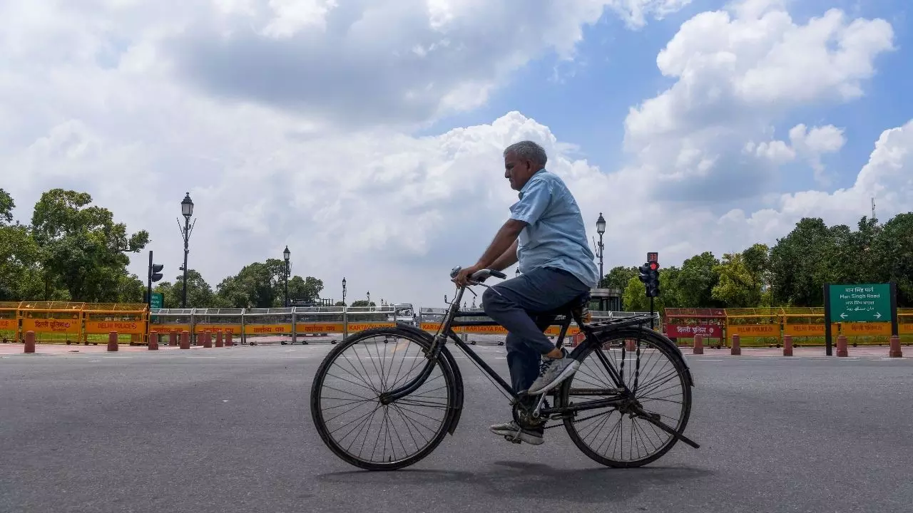 दिल्ली-NCR में AC-कूलर सब फेल! उमस भरी गर्मी से लोगों का हाल-बेहाल, जानें कब होगी बारिश दिल्ली-NCR में AC-कूलर सब फेल! उमस भरी गर्मी से लोगों का हाल-बेहाल, जानें कब होगी बारिश