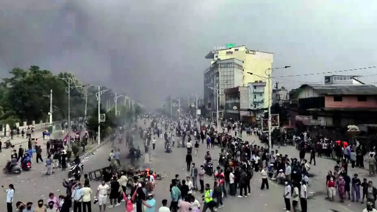 ...तो नेपाल में भी होगी बांग्लादेश जैसी सरकार, आंदोलनकारियों को किसी राजनीतिक पार्टी पर नहीं भरोसा; सेना भी है तैयार ...तो नेपाल में भी होगी बांग्लादेश जैसी सरकार, आंदोलनकारियों को किसी राजनीतिक पार्टी पर नहीं भरोसा; सेना भी है तैयार