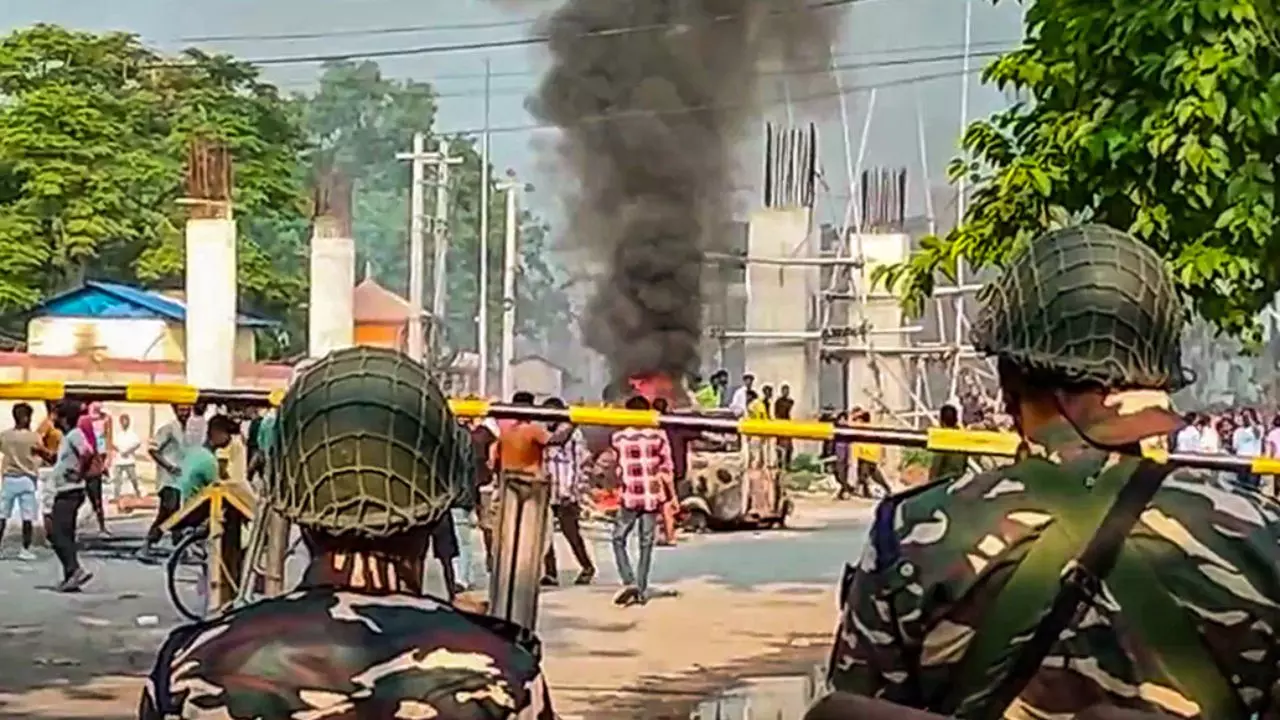 Nepal Gen Z protests: भारत-नेपाल सीमा पर हाई अलर्ट, थम नहीं रहा बवाल; काठमांडू में भारतीय दूतावास पर सेना तैनात Nepal Gen Z protests: भारत-नेपाल सीमा पर हाई अलर्ट, थम नहीं रहा बवाल; काठमांडू में भारतीय दूतावास पर सेना तैनात