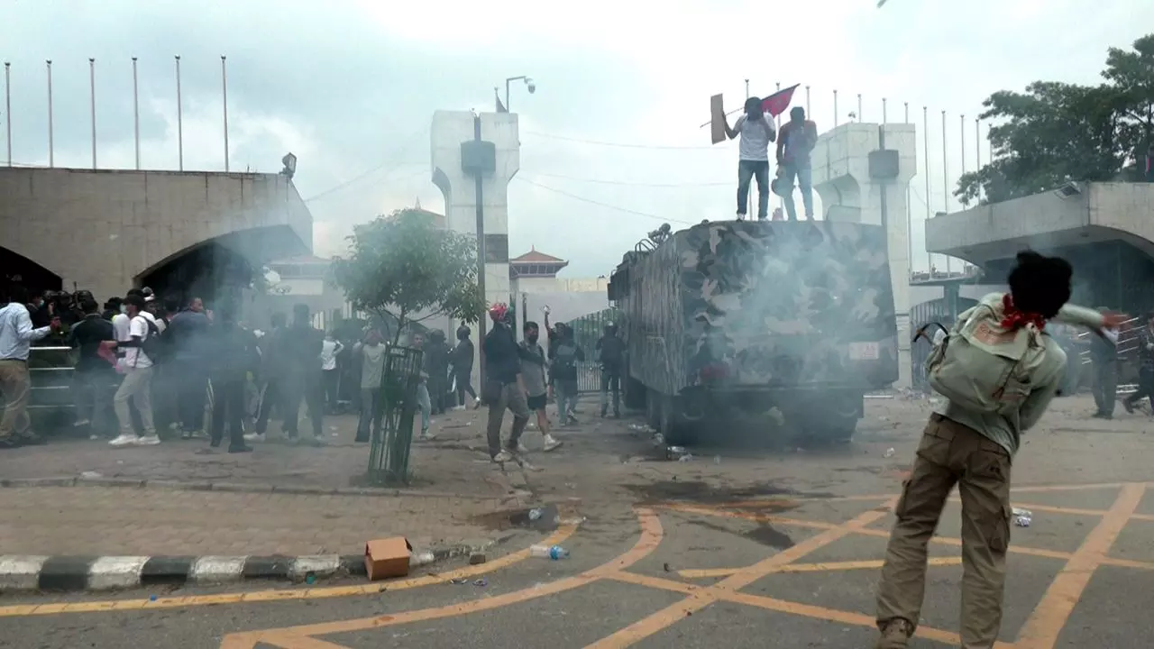 Aaj ki Taaza Khabar: नेपाल से सटे UP के कई जिलों में अलर्ट जारी, हिंसा में अब तक 30 लोगों की मौत, 1,033 घायल-पढ़ें 10 सितंबर की बड़ी खबरें Aaj ki Taaza Khabar: नेपाल से सटे UP के कई जिलों में अलर्ट जारी, हिंसा में अब तक 30 लोगों की मौत, 1,033 घायल-पढ़ें 10 सितंबर की बड़ी खबरें