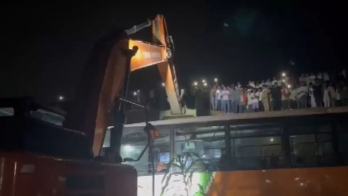 Aaj ki Taaza Khabar: लखनऊ में रोडवेज बस के खाई में गिरने से 5 लोगों की मौत; 10 घायल; 11 सितंबर की बड़ी खबरें