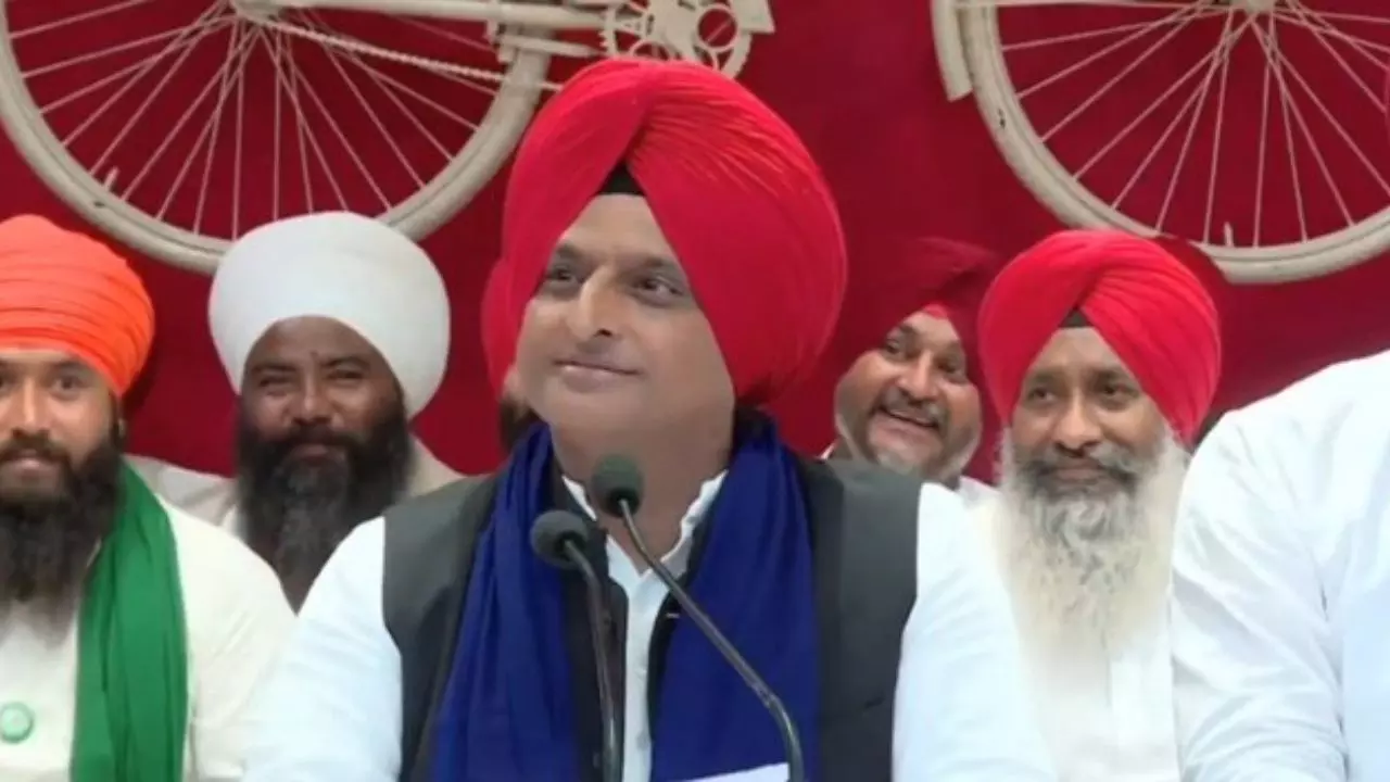प्रेस कॉन्फ्रेंस में अखिलेश यादव का पंजाबी लुक वायरल, लाल पगड़ी पहने आए नजर, पंजाब को लेकर कही ये बातें