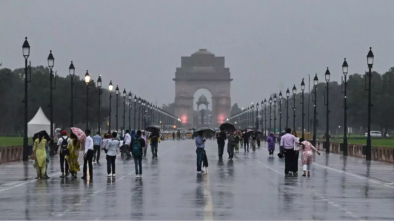दिल्ली-NCR वालों परेशान होने की जरूरत नहीं! उमस भरी गर्मी से मिलने वाली है राहत, जानें कब बरसेंगे बादल