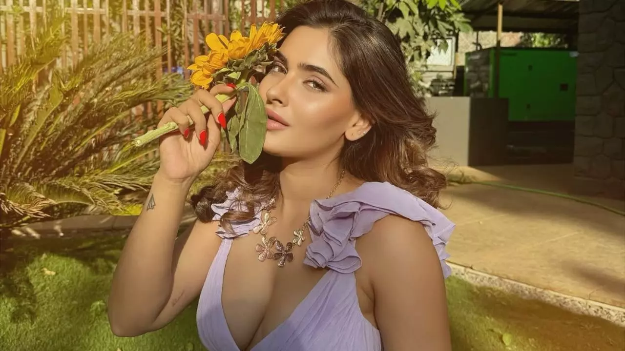 मुंबई लोकल से कूदीं Ragini MMS: Returns फेम Karishma Sharma, सिर और पीठ पर गंभीर चोटें