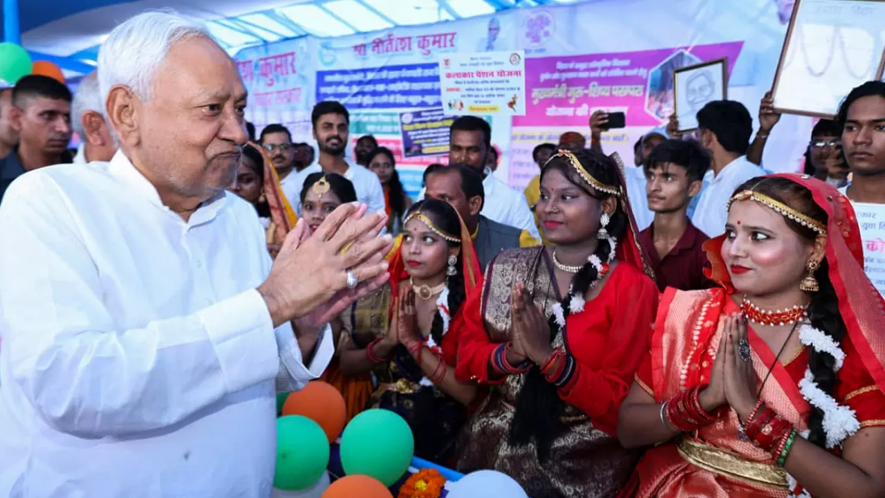 बिहार में मुख्यमंत्री महिला रोजगार योजना नीतीश कुमार के लिए कैसे बन सकती है संजीवनी? किसे मिलेगा इसका लाभ