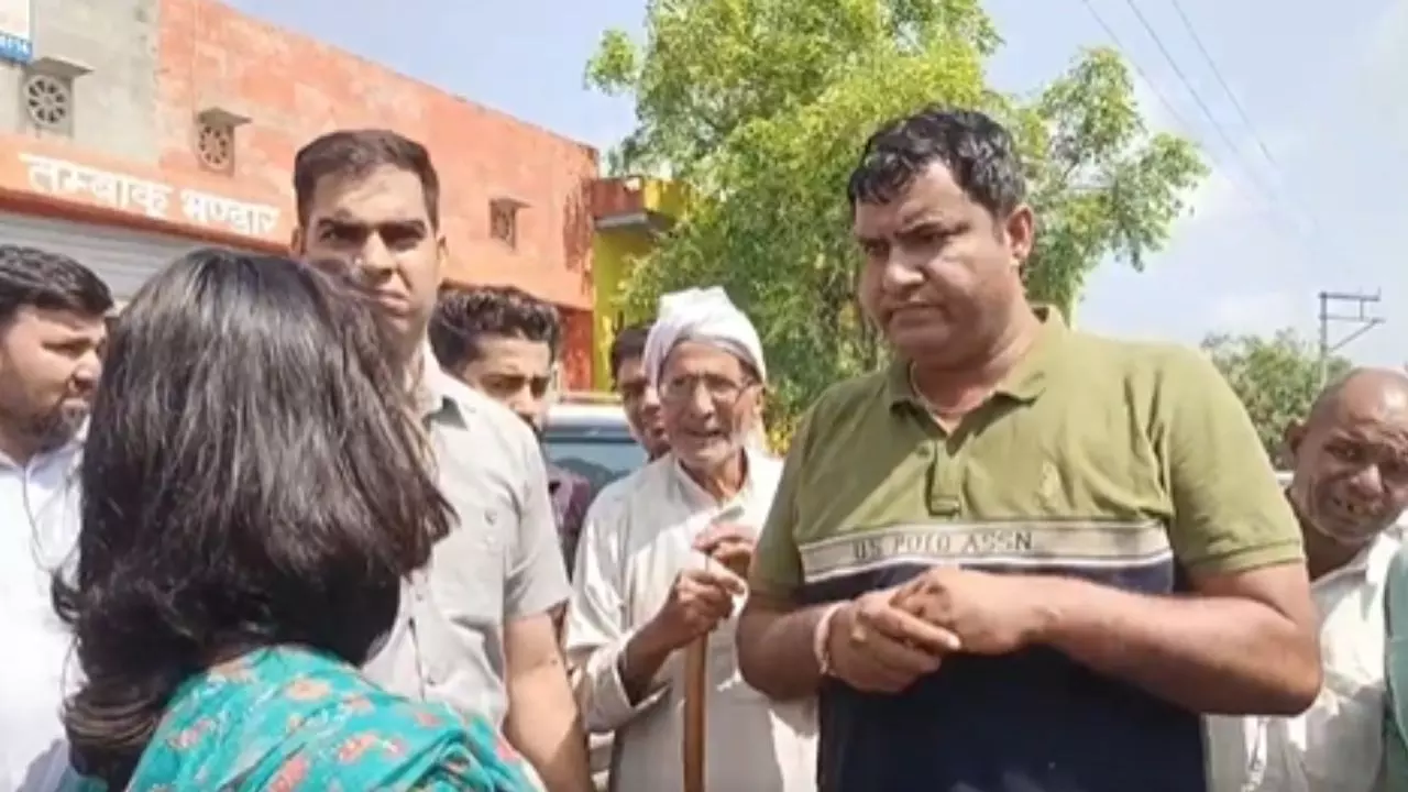 अब क्या करने आईं हैं... बाढ़ पीड़ितों से मिलने गईं कांग्रेस विधायक Vinesh Phogat, ग्रामीणों ने किया विरोध | VIDEO