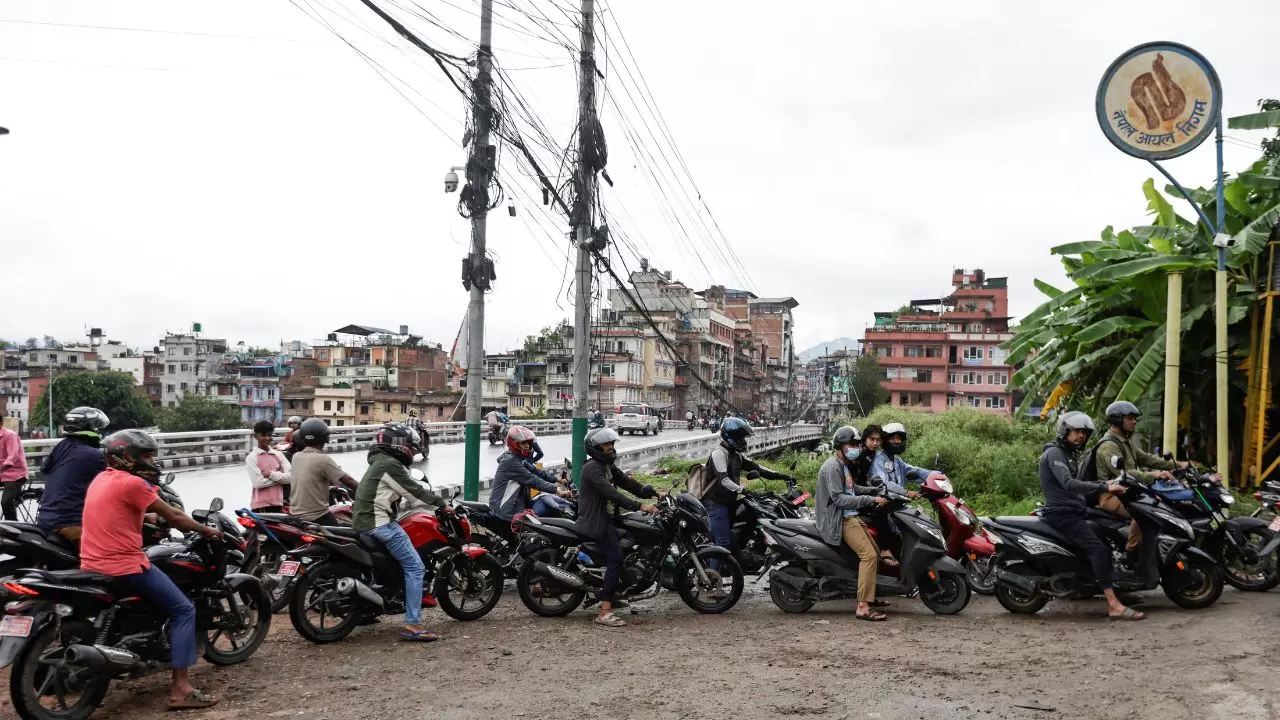 नेपाल में बवाल : ईंधन संकट गहराया, मरने वालों का आंकड़ा 51, सुशीला कार्की को PM बनाने के पक्ष में Gen Z - पढ़ें अपडेट्स