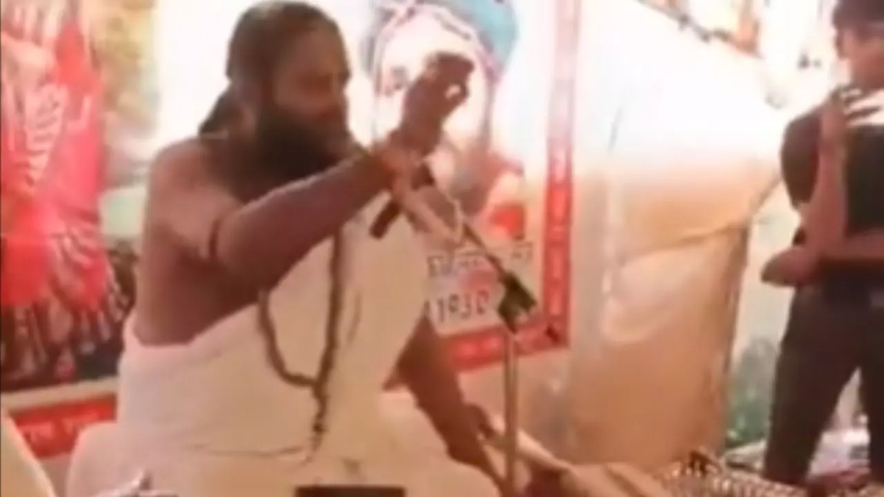 फिर कथावाचक को लेकर मचा बवाल, जाति छिपाने के चलते सरेआम मंगवाई माफी, वीडियो वायरल