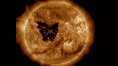 चांद और धरती के बीच है जितनी दूरी, सूरज पर हुआ उससे भी बड़ा छेद, फोटो देख आप भी कहेंगे... चांद और धरती के बीच है जितनी दूरी, सूरज पर हुआ उससे भी बड़ा छेद, फोटो देख आप भी कहेंगे...