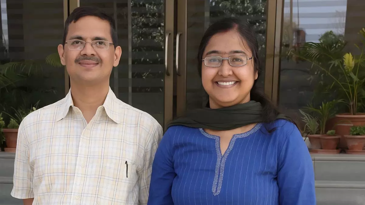 जबरिया रिटायर विवादित IPS अमिताभ ठाकुर फिर मुकदमेबाजी में फंसे, पत्नी नूतन ठाकुर के नाम हासिल ‘प्लाट’ गले की फांस बना!