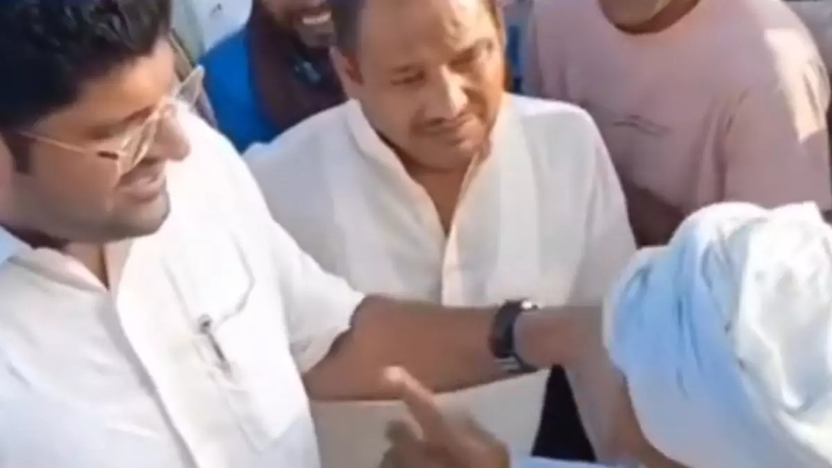 तेर परदादा ने दी पेंशन, तन्ने कुछ नहीं करी... बुजुर्ग ने दुष्यंत चौटाला की कराई बोलती बंद, वीडियो हो रहा वायरल