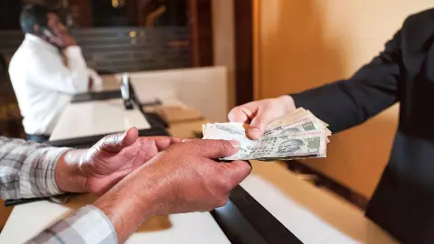 कोर्ट ने भेजा नोटिस, 85 साल के बेटे ने 50 साल बाद चुकाया पिता का कर्ज, अदालत में इमोशनल हुए लोग कोर्ट ने भेजा नोटिस, 85 साल के बेटे ने 50 साल बाद चुकाया पिता का कर्ज, अदालत में इमोशनल हुए लोग