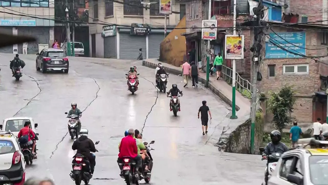 नेपाल संकट के बाद मंत्रिमंडल विस्तार की तैयारी, कर्फ्यू और धारा 144 ख़त्म, ओली के खिलाफ FIR; जानें कैसे हैं वहां के हालात