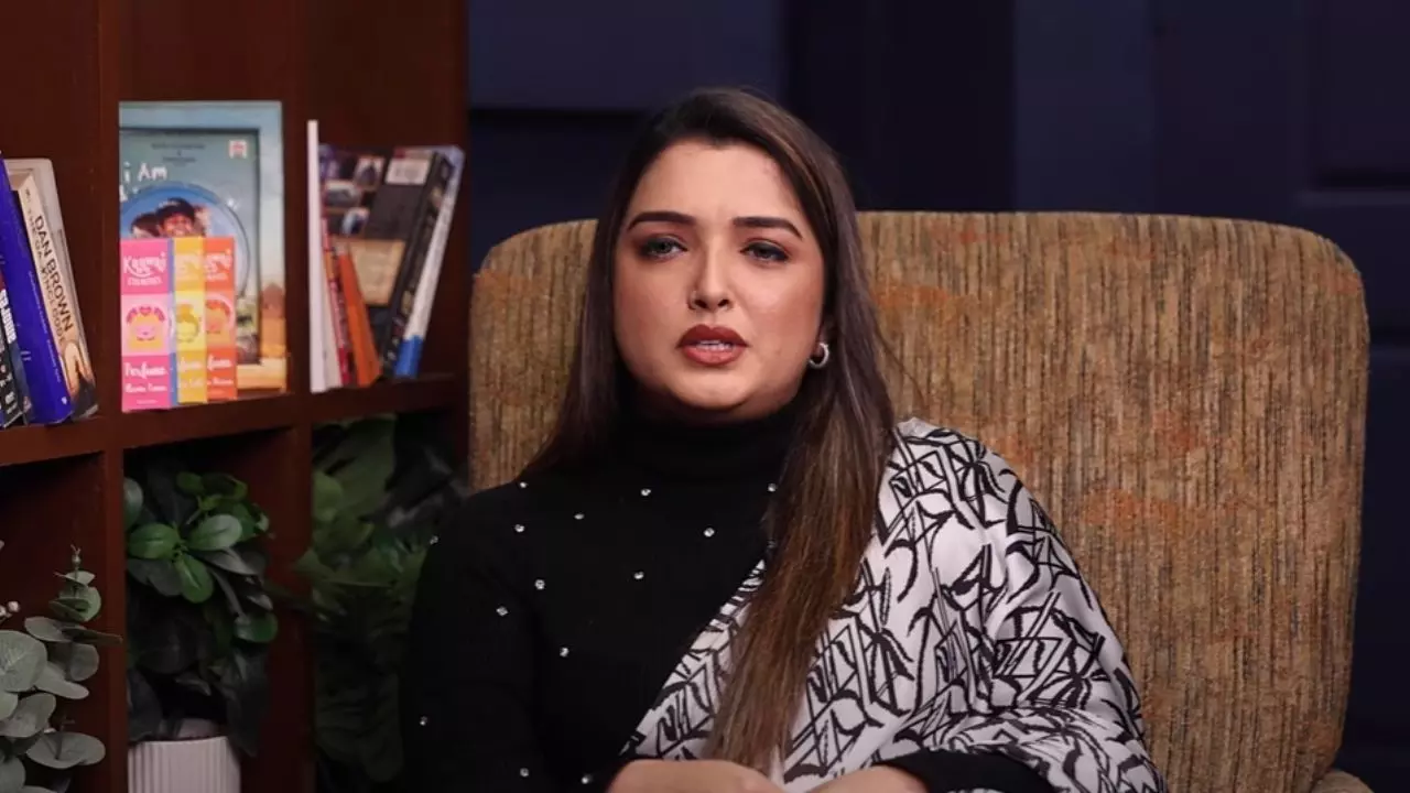 जयमाला के बीच पवन सिंह को फोन कर भिड़ीं थी Amrapali Dubey, फिर कैसे टूट गई Akshra Singh संग बहन जैसी दोस्ती जयमाला के बीच पवन सिंह को फोन कर भिड़ीं थी Amrapali Dubey, फिर कैसे टूट गई Akshra Singh संग बहन जैसी दोस्ती