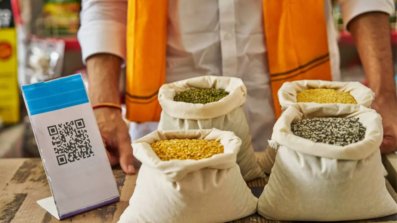 अब बिना टेंशन के करें UPI से लाखों की पेमेंट, NPCI ने आज से बढ़ाई लिमिट, इन्हें होगा फायदा अब बिना टेंशन के करें UPI से लाखों की पेमेंट, NPCI ने आज से बढ़ाई लिमिट, इन्हें होगा फायदा