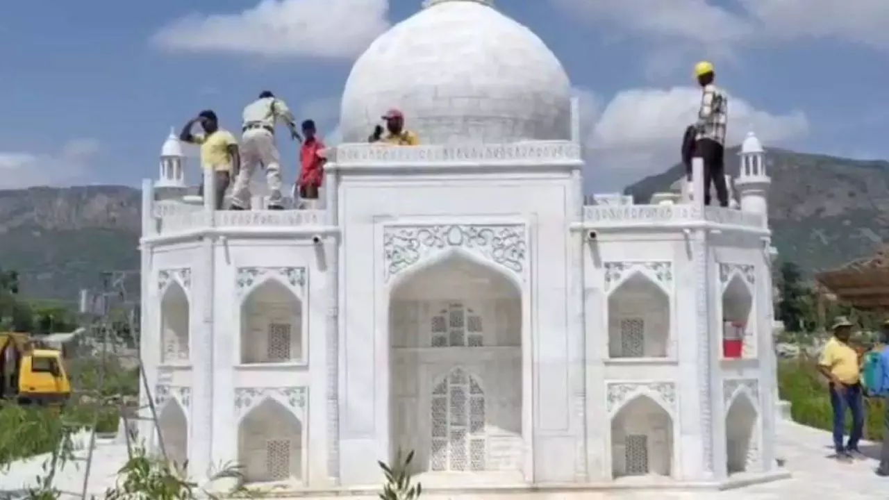टूट रहा Taj Mahal! छेनी हथौड़ा लेकर गुंबद पर बैठे मजदूर, जानें Viral Video का सच टूट रहा Taj Mahal! छेनी हथौड़ा लेकर गुंबद पर बैठे मजदूर, जानें Viral Video का सच