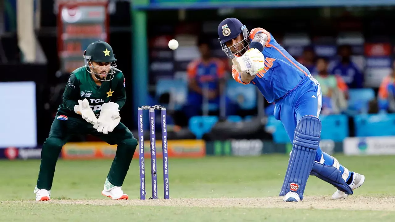 ASIA CUP- INDvsPAK: घूमती गेंदों का जलजला, असहाय पाकिस्तानी, इंडियन तूफ़ान, हैंडशेक विवाद; भारत-पाक मैच का थ्रिलर है कि थमता ही नहीं ASIA CUP- INDvsPAK: घूमती गेंदों का जलजला, असहाय पाकिस्तानी, इंडियन तूफ़ान, हैंडशेक विवाद; भारत-पाक मैच का थ्रिलर है कि थमता ही नहीं