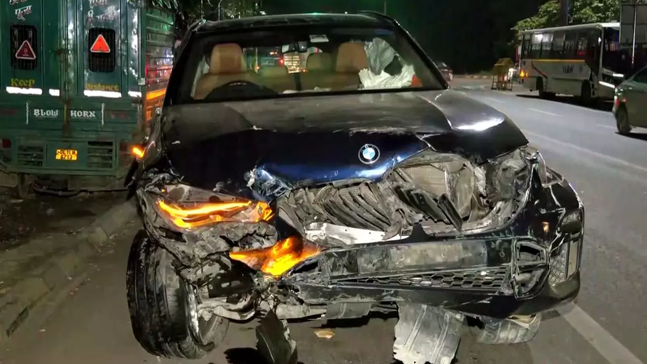 दिल्ली BMW हादसा : मृतक अधिकारी की पत्नी ने लगाए गंभीर आरोप, कार चला रही महिला अस्पताल से गिरफ्तार - पढ़ें अब तक के अपडेट्स दिल्ली BMW हादसा : मृतक अधिकारी की पत्नी ने लगाए गंभीर आरोप, कार चला रही महिला अस्पताल से गिरफ्तार - पढ़ें अब तक के अपडेट्स