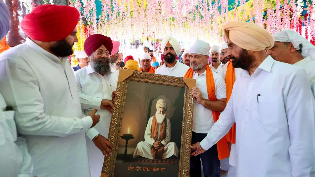 नए विवाद में घिरे राहुल गांधी, गुरुद्वारे में सिरोपा पहनाने पर बवाल; SGPC ने क्यों दिए जांच के आदेश? नए विवाद में घिरे राहुल गांधी, गुरुद्वारे में सिरोपा पहनाने पर बवाल; SGPC ने क्यों दिए जांच के आदेश?