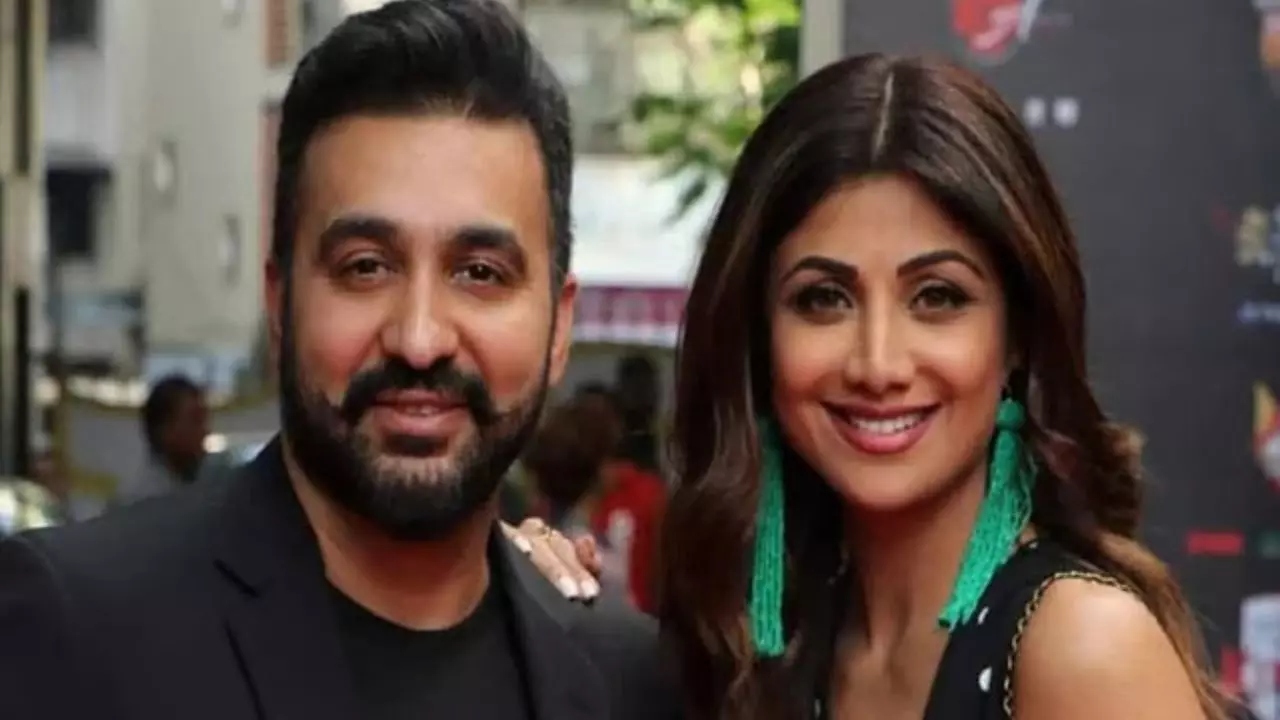 60 करोड़ रुपये की धोखाधड़ी मामले में Raj Kundra से पांच घंटे तक पूछताछ, कई बड़े लेन-देन पर उठे सवाल 60 करोड़ रुपये की धोखाधड़ी मामले में Raj Kundra से पांच घंटे तक पूछताछ, कई बड़े लेन-देन पर उठे सवाल