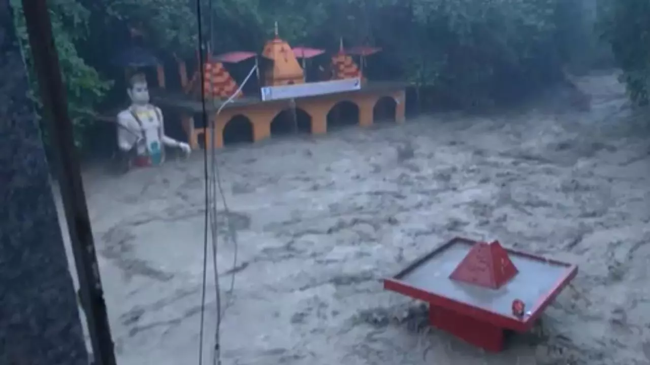 देहरादून में बादल फटने से मची तबाही, सहस्त्रधारा से दो लोग लापता; डूबा टपकेश्वर महादेव मंदिर; देखें ये 5 VIDEOS