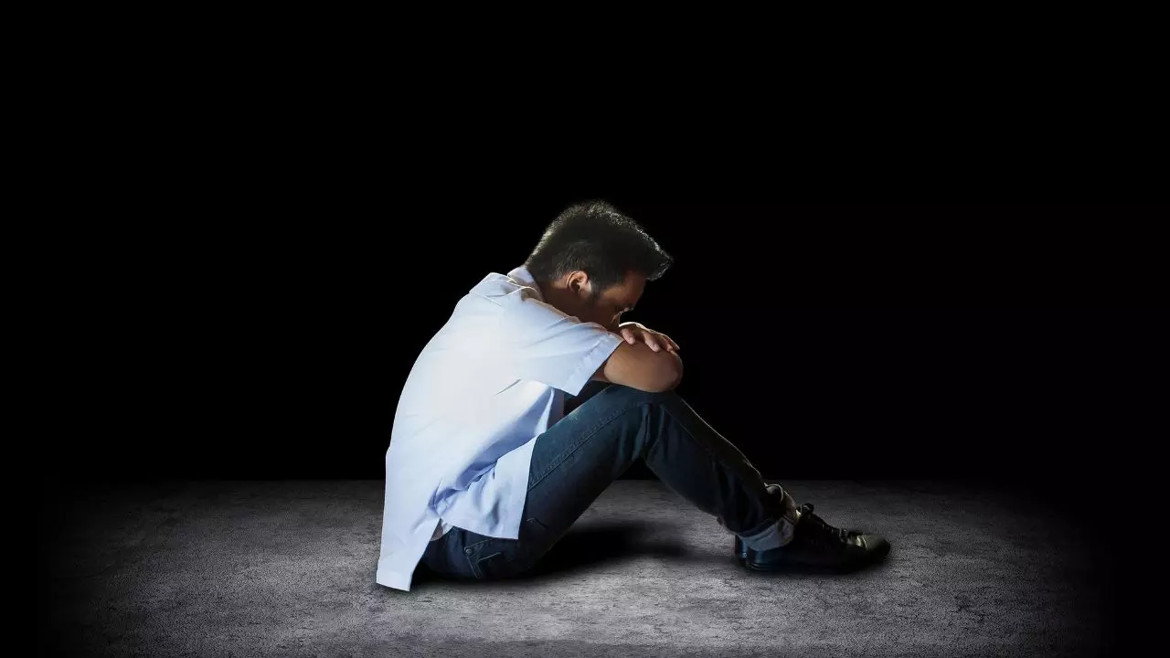 बेंगलुरु के स्कूल में रैगिंग से सदमे में छात्र! सीनियर्स ने कपड़े उतरवाए और कराया नंगा नाच, फिर फेंक दिया खौलता पानी बेंगलुरु के स्कूल में रैगिंग से सदमे में छात्र! सीनियर्स ने कपड़े उतरवाए और कराया नंगा नाच, फिर फेंक दिया खौलता पानी