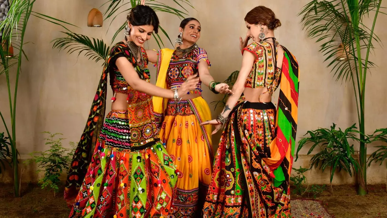 नवरात्रि में गरबे पर बैन! गुजरात में मस्जिद, मदरसे और दरगाह के बाहर लगा नोटिस, दो पर केस दर्ज