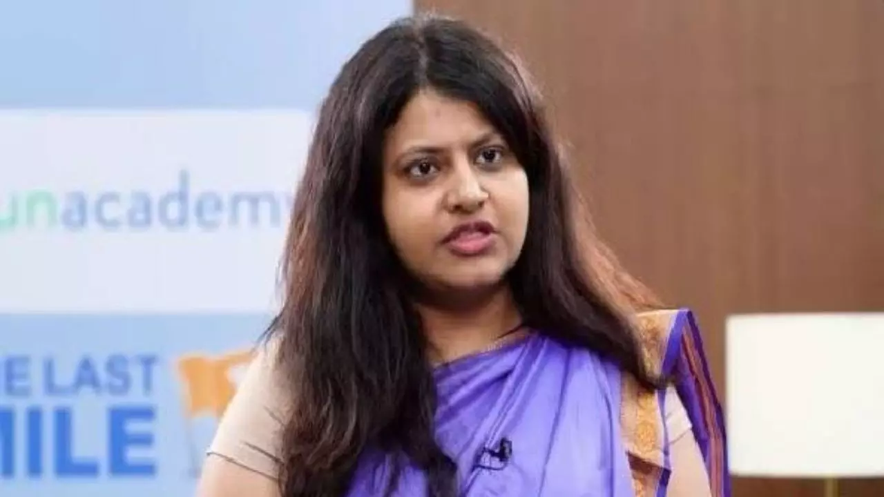 घर से फरार पूजा खेडकर का परिवार! ट्रक ड्राइवर किडनैपिंग केस को लेकर पुलिस एयरपोर्ट से लेकर टोल बूथ तक कर रही तलाश