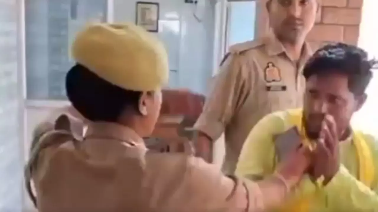 VIDEO: सारी नेतागिरी... घुसा दूंगी,  किस बात को लेकर OP राजभर के नेता पर महिला पुलिसकर्मी ने थप्पड़ों की कर दी बारिश?