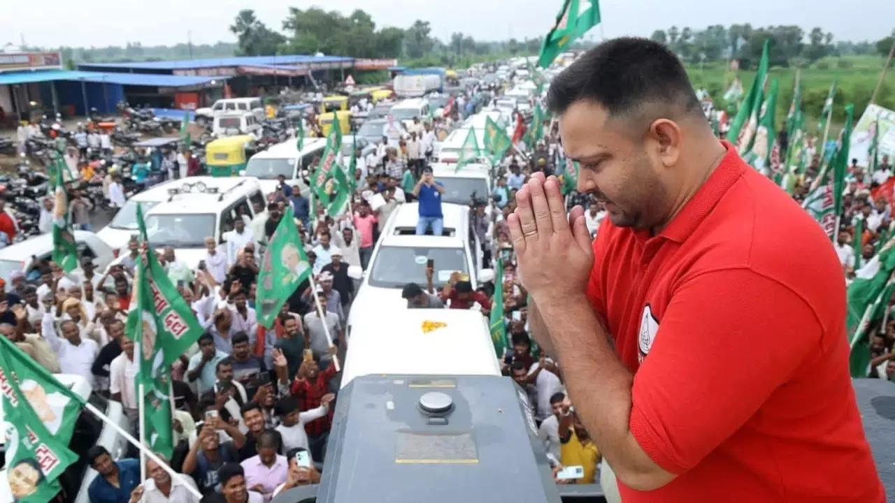 Bihar Chunav 2025: सिर्फ जमीन बचाने की कवायद! तेजस्वी यादव की बिहार अधिकार यात्रा की सियासी हकीकत