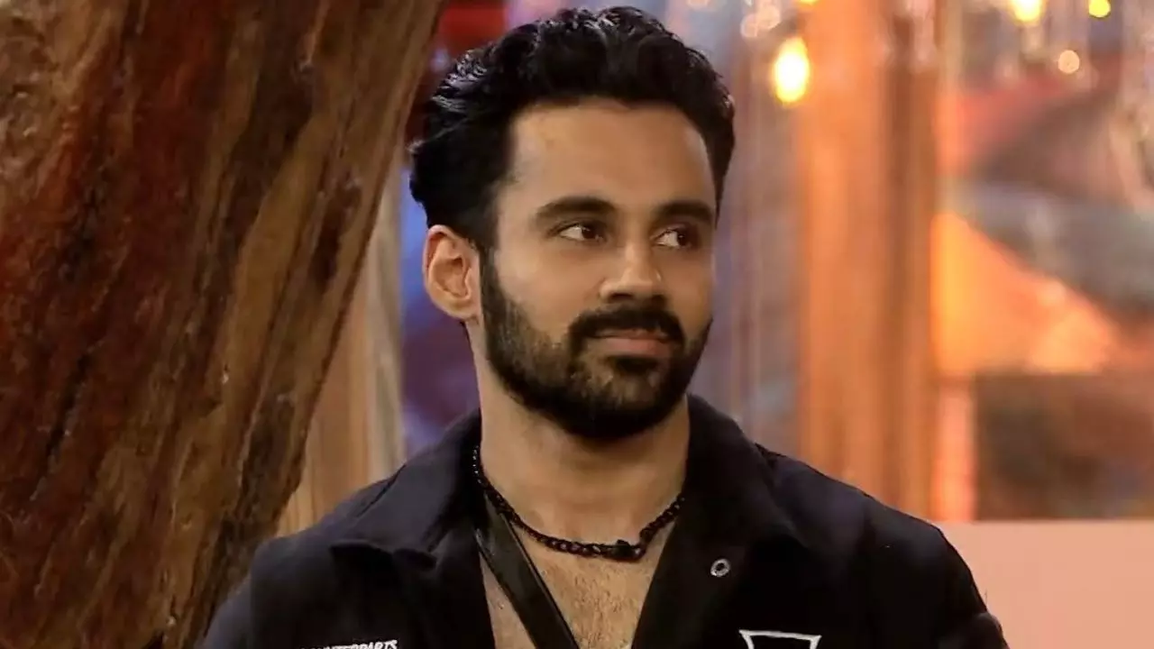 Bigg Boss 19 में नया ट्विस्ट, Abhishek Bajaj बने घर के कैप्टन! बिस्कुट टास्क में भिड़े घरवालें