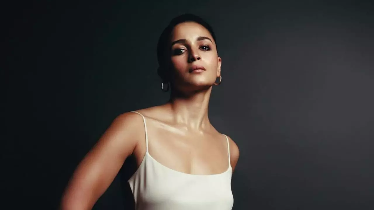 Alia Bhatt बनी प्रीमियर की सेंटर ऑफ अट्रैक्शन, वाइट Gucci ड्रेस में छाईं