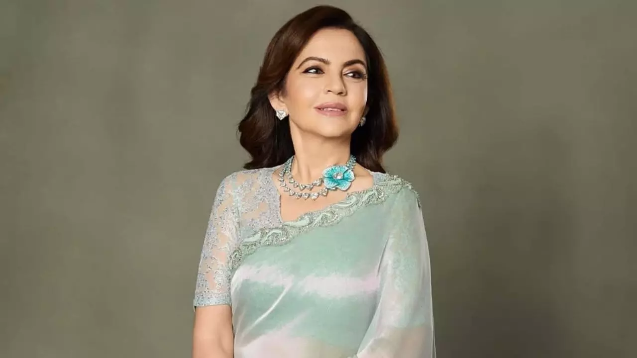 Neeta Ambani का फ़िरोज़ी टाइटेनियम नेकलेस बना प्रीमियर की शान, रेयर पैराइबा जेमस्‍टोन से तैयार हुआ नेकपीस