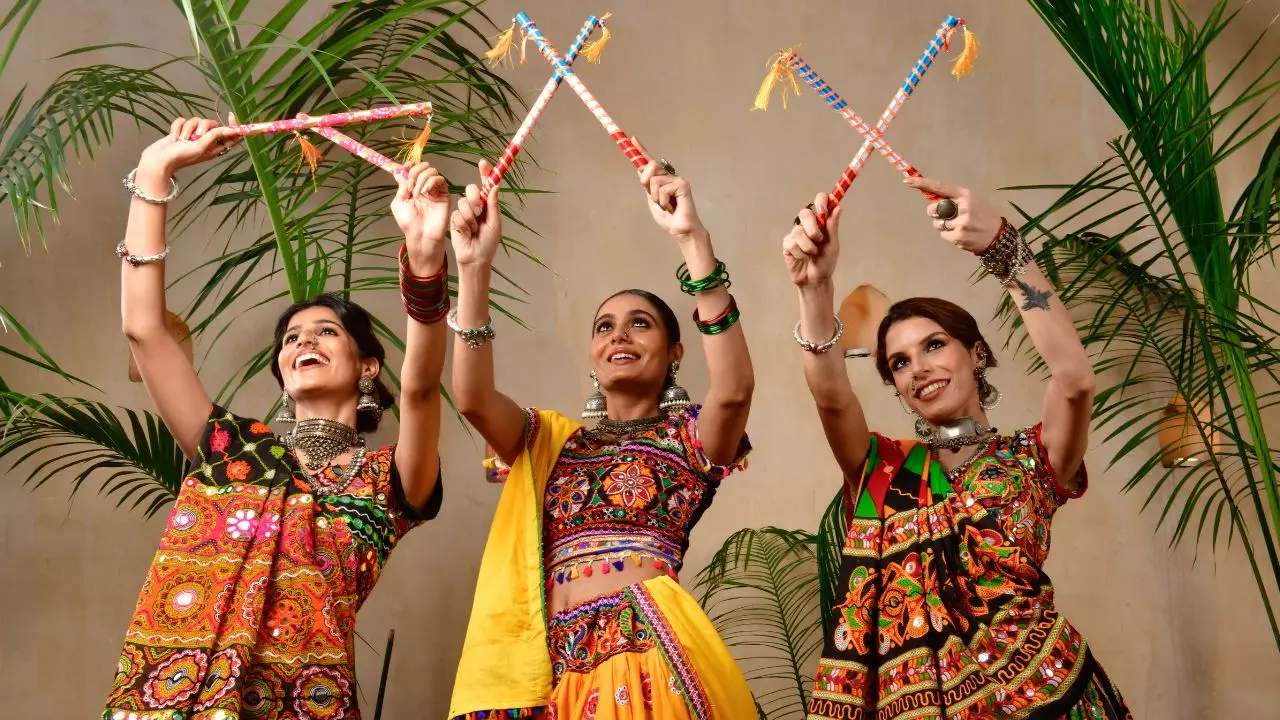 हाथ में कलावा और माथे पर तिलक! भोपाल में गरबा में मुसलमानों की Entry बैन, बीजेपी ने की यह मांग