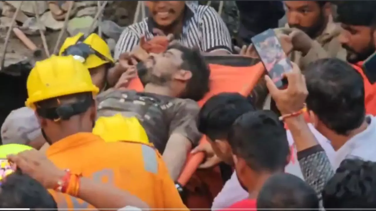 चमोली में बादल फटने से हाहाकार, मलबे में 16 घंटे तक फंसा रहा शख्स, रेस्क्यू टीम ने जिंदा निकाला