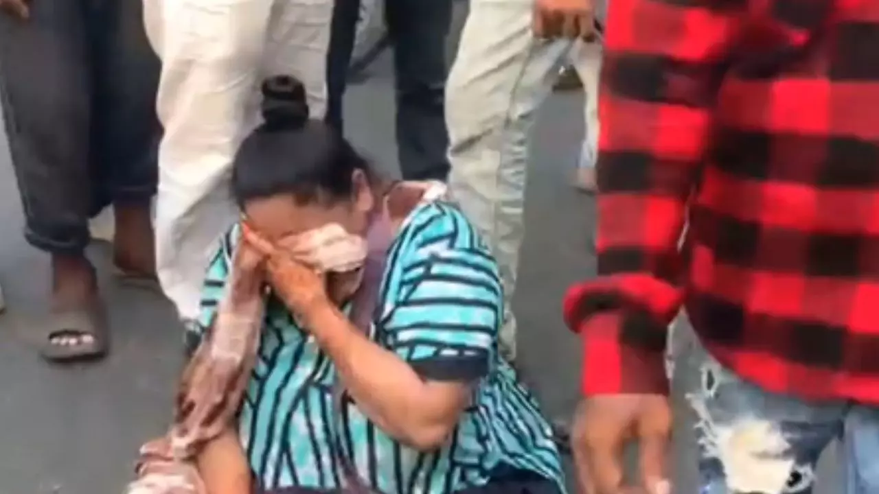 6 की जगह मिले 4 गोलगप्पे, तो सड़क के बीचों-बीच महिला ने किया ड्रामा, VIDEO वायरल