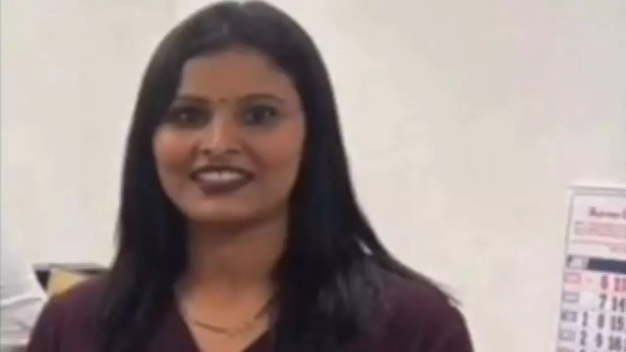 CRPF जवान को गंवार कहने वाली महिला ने रोते-रोते मांगी माफी, बोली- छोटी बहन समझकर माफ कर दो