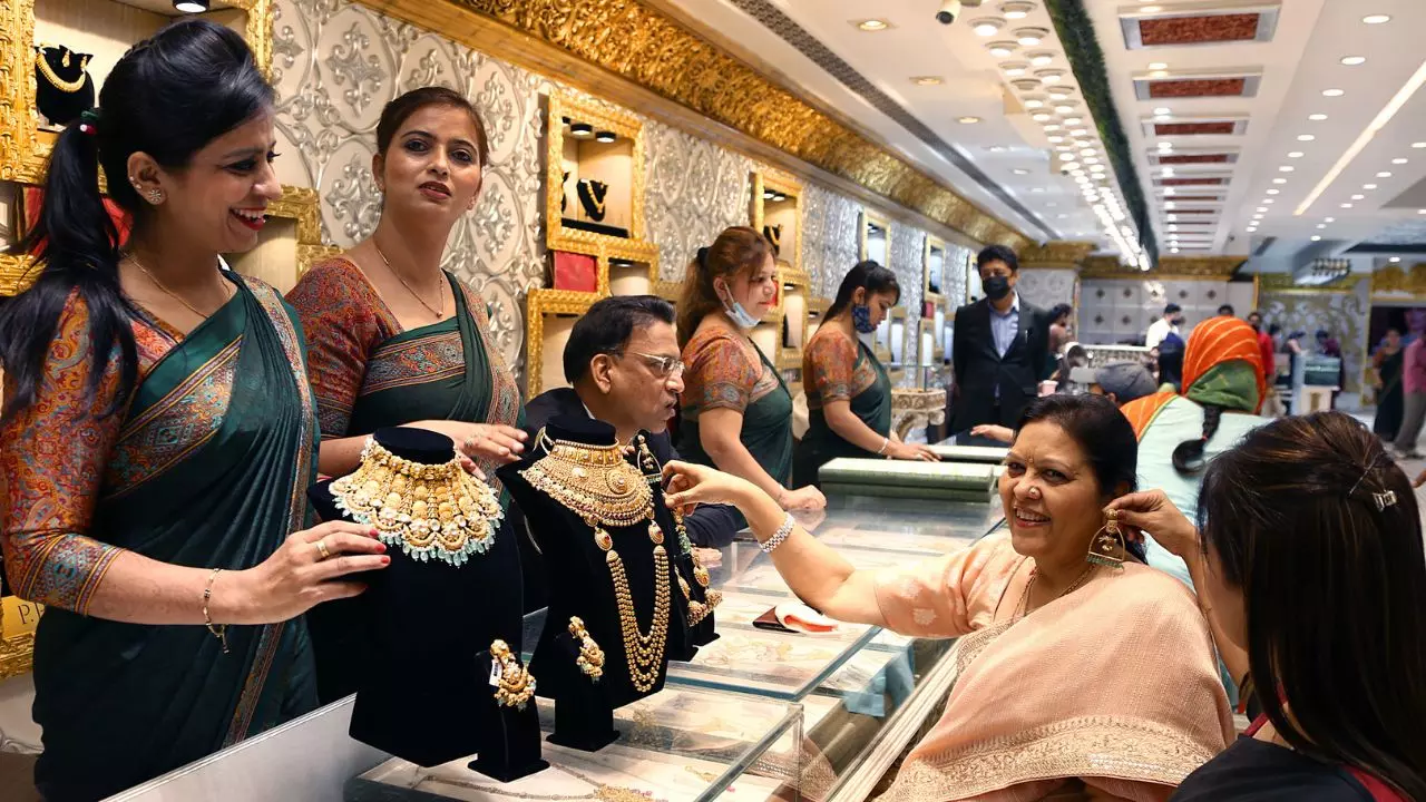Gold Prices: अगर ऐसे ही जारी रही बढ़त तो क्या दोगुना हो जाएंगे सोने के दाम? Gold Prices: अगर ऐसे ही जारी रही बढ़त तो क्या दोगुना हो जाएंगे सोने के दाम?