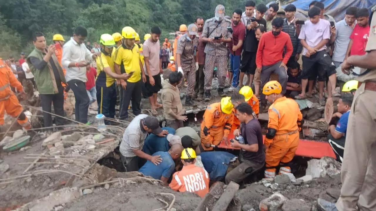 Chamoli Cloudburst : मलबे के नीचे दबकर हुई कितनी जिंदगियां तबाह, मदद के इंतजार में बेटो संग मां की टूटी सांसे Chamoli Cloudburst : मलबे के नीचे दबकर हुई कितनी जिंदगियां तबाह, मदद के इंतजार में बेटो संग मां की टूटी सांसे