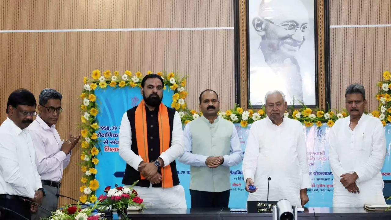 शिक्षा क्षेत्र में बिहार सरकार का बड़ा एलान, नीतीश कुमार ने 2920 करोड़ रुपए DBT के जरिए लाभार्थियों के खातों में ट्रांसफर किए शिक्षा क्षेत्र में बिहार सरकार का बड़ा एलान, नीतीश कुमार ने 2920 करोड़ रुपए DBT के जरिए लाभार्थियों के खातों में ट्रांसफर किए