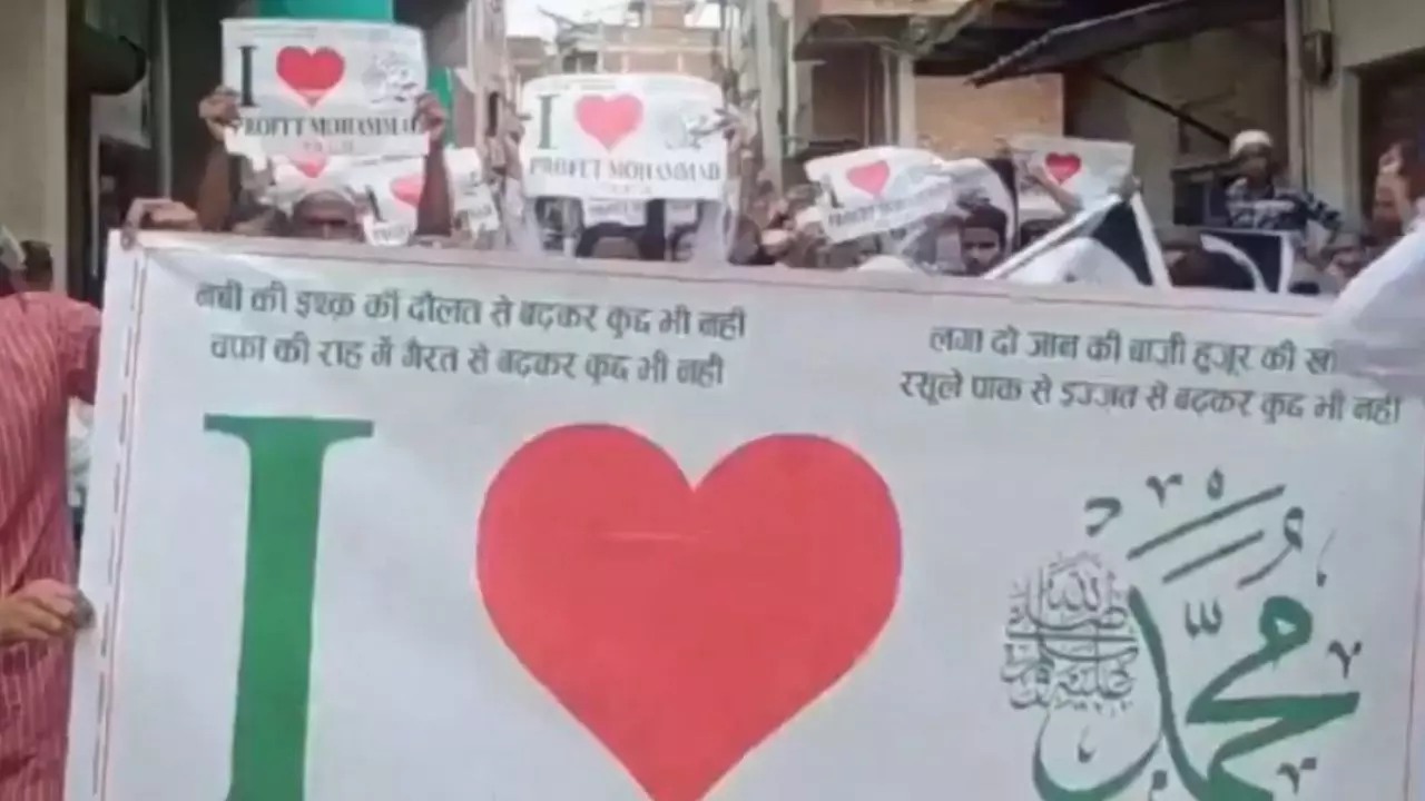 क्या हिंदू लड़कियां भी I Love Muhammad के सपोर्ट में, देश में कहां-कहां हो रहा बवाल? जानें अब तक क्या हुआ क्या हिंदू लड़कियां भी I Love Muhammad के सपोर्ट में, देश में कहां-कहां हो रहा बवाल? जानें अब तक क्या हुआ