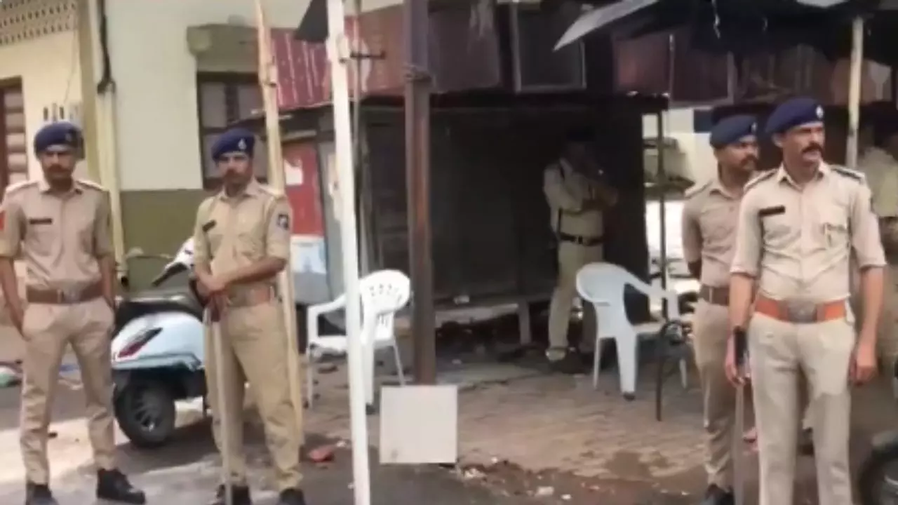 नवरात्रि से पहले तनाव का तांडव! जानें वडोदरा में सोशल मीडिया के एक पोस्ट ने कैसे बिगाड़ा माहौल