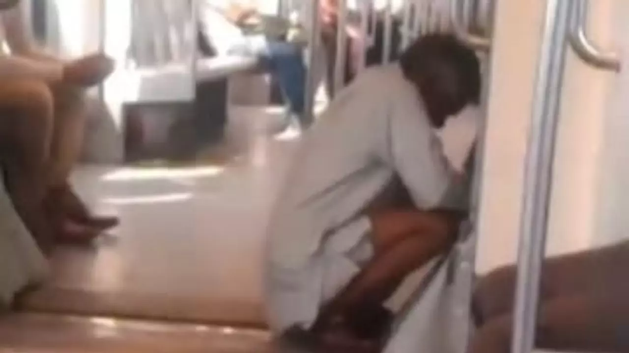 दिल्ली मेट्रो में ताऊ के सुसु को लेकर मच गया बवाल! Video देख यूजर्स बोले- दादा जी ने मूत्रालय बना...