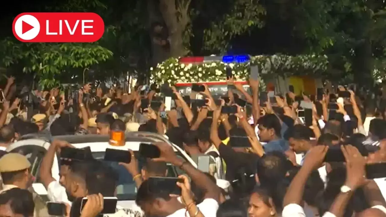 Aaj ki Taaza Khabar Live News Update: गुवाहाटी में जुबीन गर्ग के अंतिम संस्कार से पहले भारी भीड़, हवाई अड्डे पर धक्का-मुक्की Aaj ki Taaza Khabar Live News Update: गुवाहाटी में जुबीन गर्ग के अंतिम संस्कार से पहले भारी भीड़, हवाई अड्डे पर धक्का-मुक्की