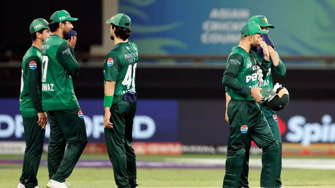 Asia Cup 2025: IND vs PAK सुपर-4 मैच से पहले पाकिस्तानी खिलाड़ियों ने लगाए ‘6-0’ के नारे, मच गया बवाल Asia Cup 2025: IND vs PAK सुपर-4 मैच से पहले पाकिस्तानी खिलाड़ियों ने लगाए ‘6-0’ के नारे, मच गया बवाल